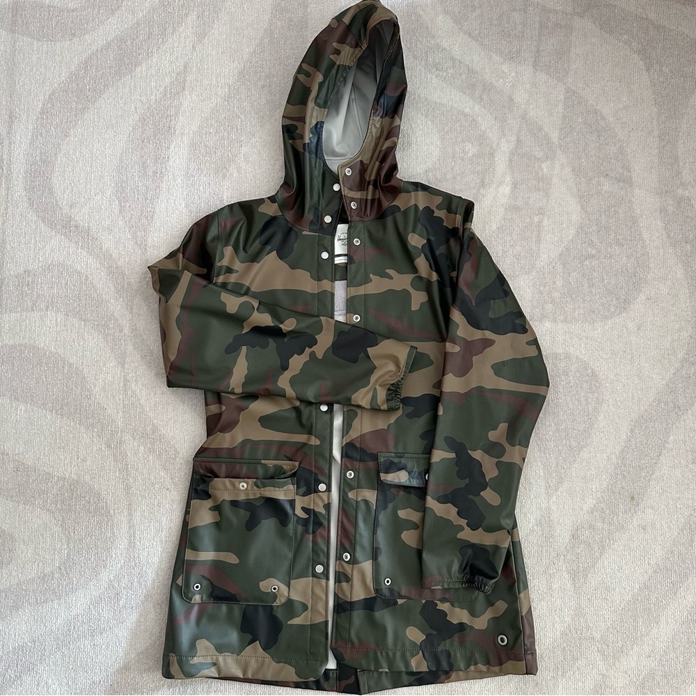 HERSCHEL SUPPLY CO - Women's Camo Raincoat
